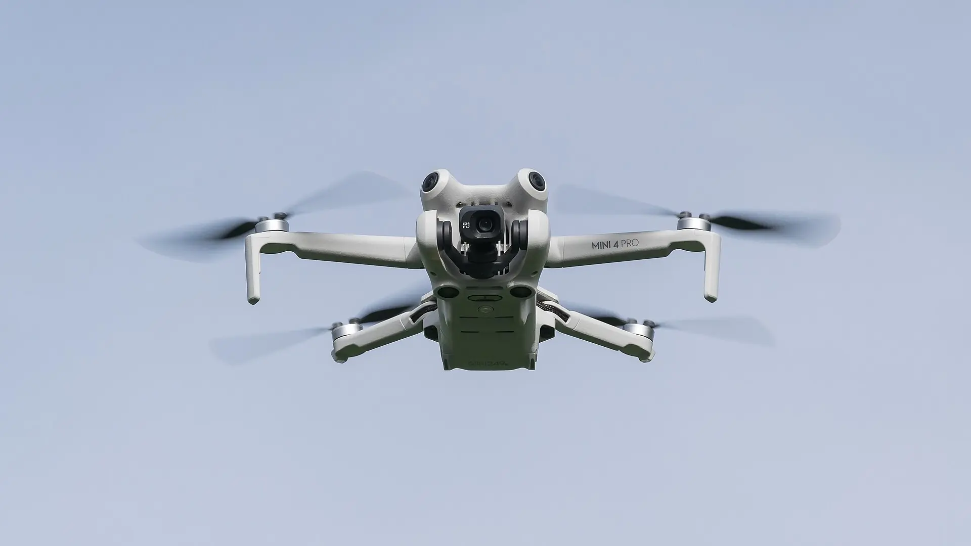 طائرة DJI Mini 4 Pro من زاوية أخرى