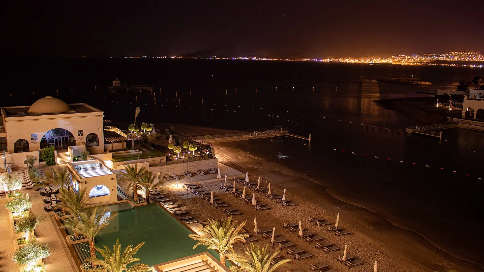 مدينة العقبة ليلاً