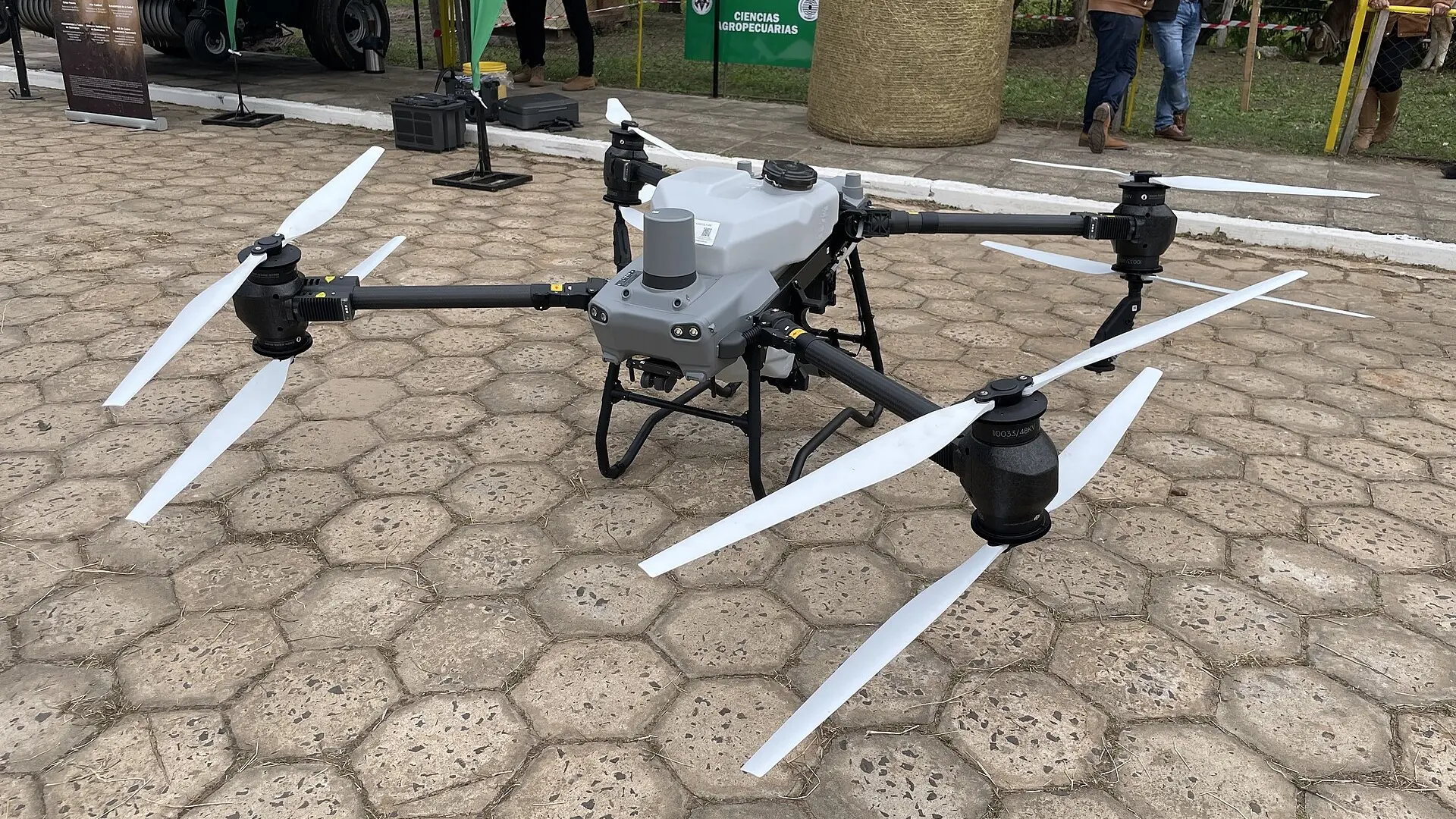 درون DJI Agras T50 على الأرض