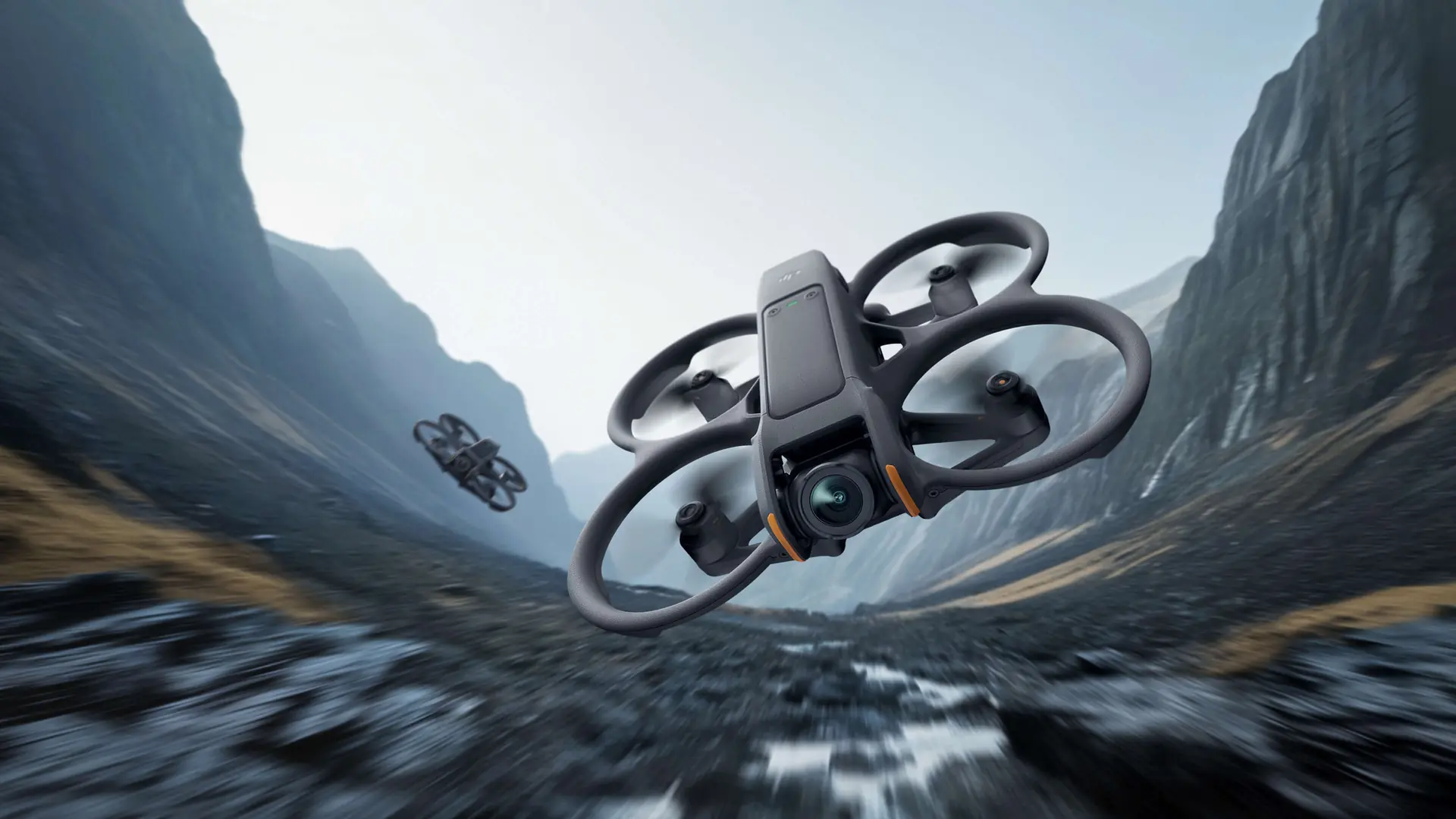 طائرة DJI Avata 2 تحلق بين جبال وادٍ صخري، الجيل السابق لـAvata 3