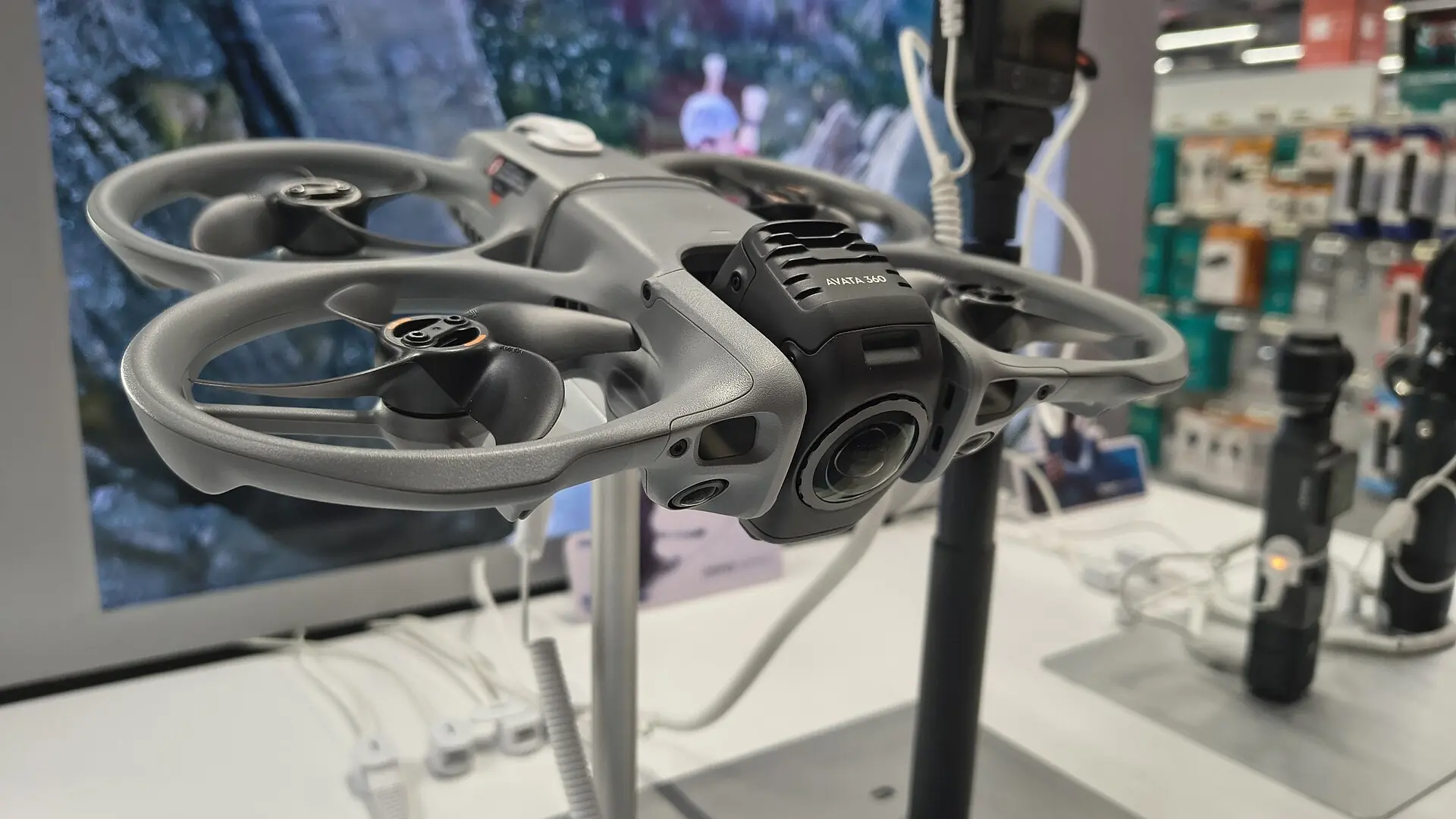 درون DJI Avata 360 معروض في متجر