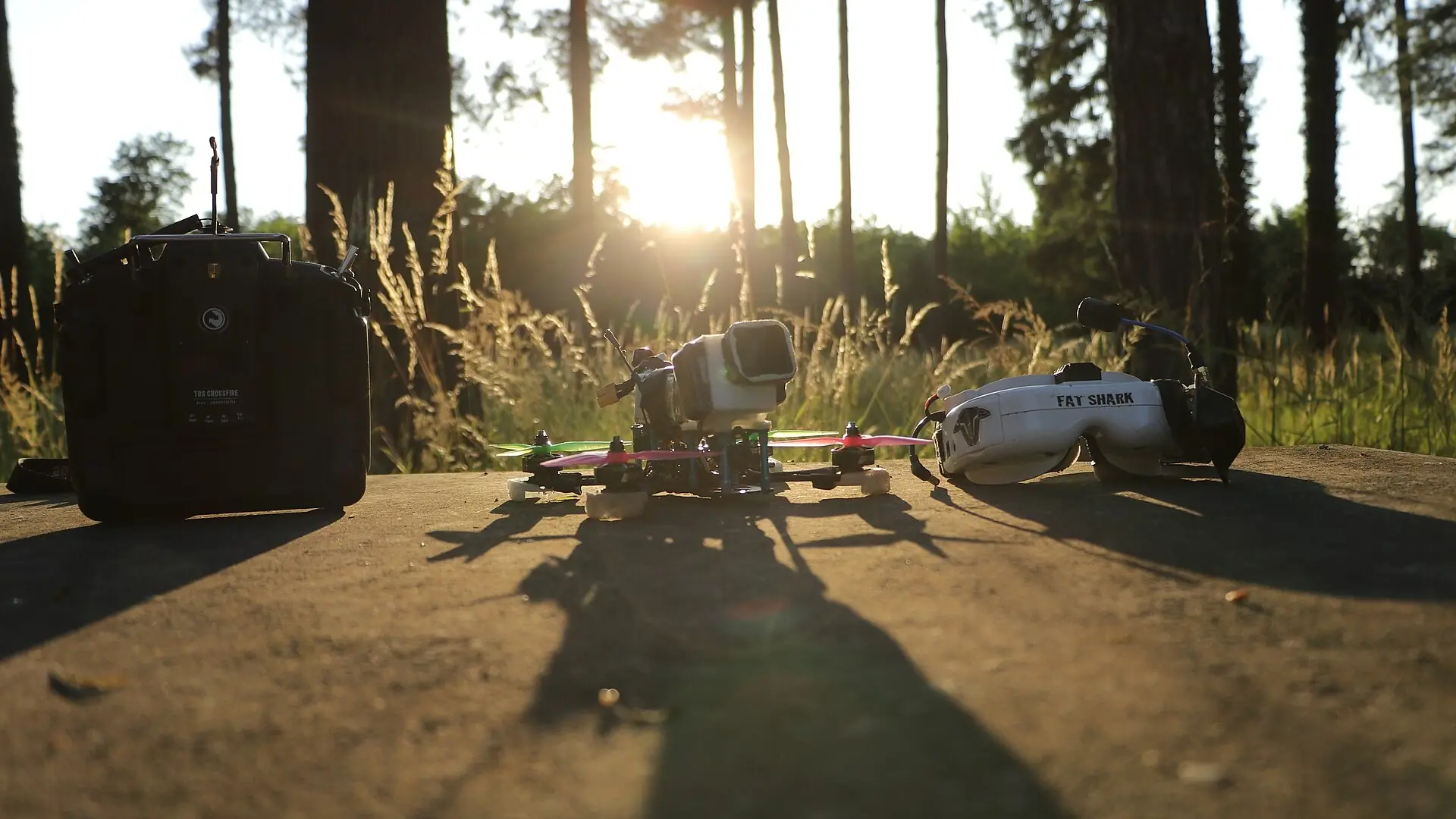 درون FPV مع نظارات الطيران وجهاز التحكم