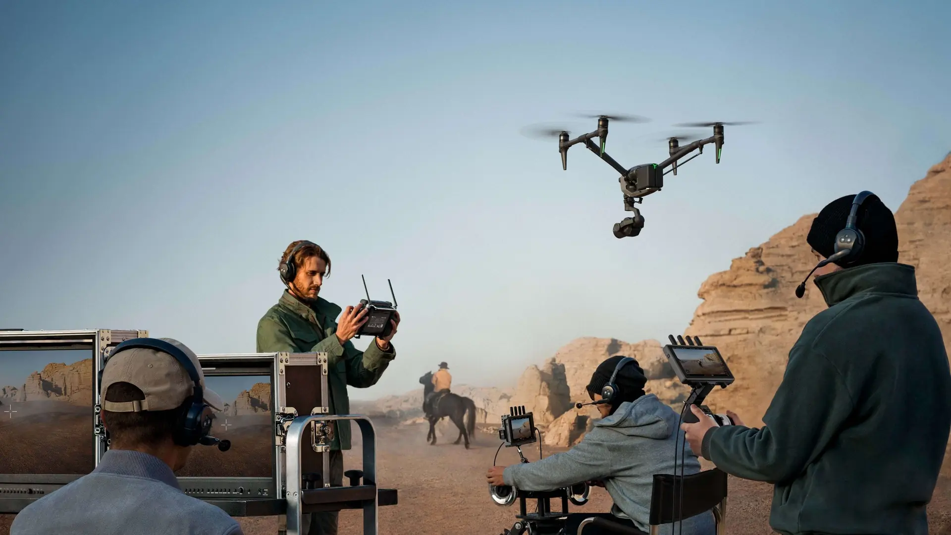 طائرة DJI Inspire 3 تحلق في سماء زرقاء بكاميرا Zenmuse X9