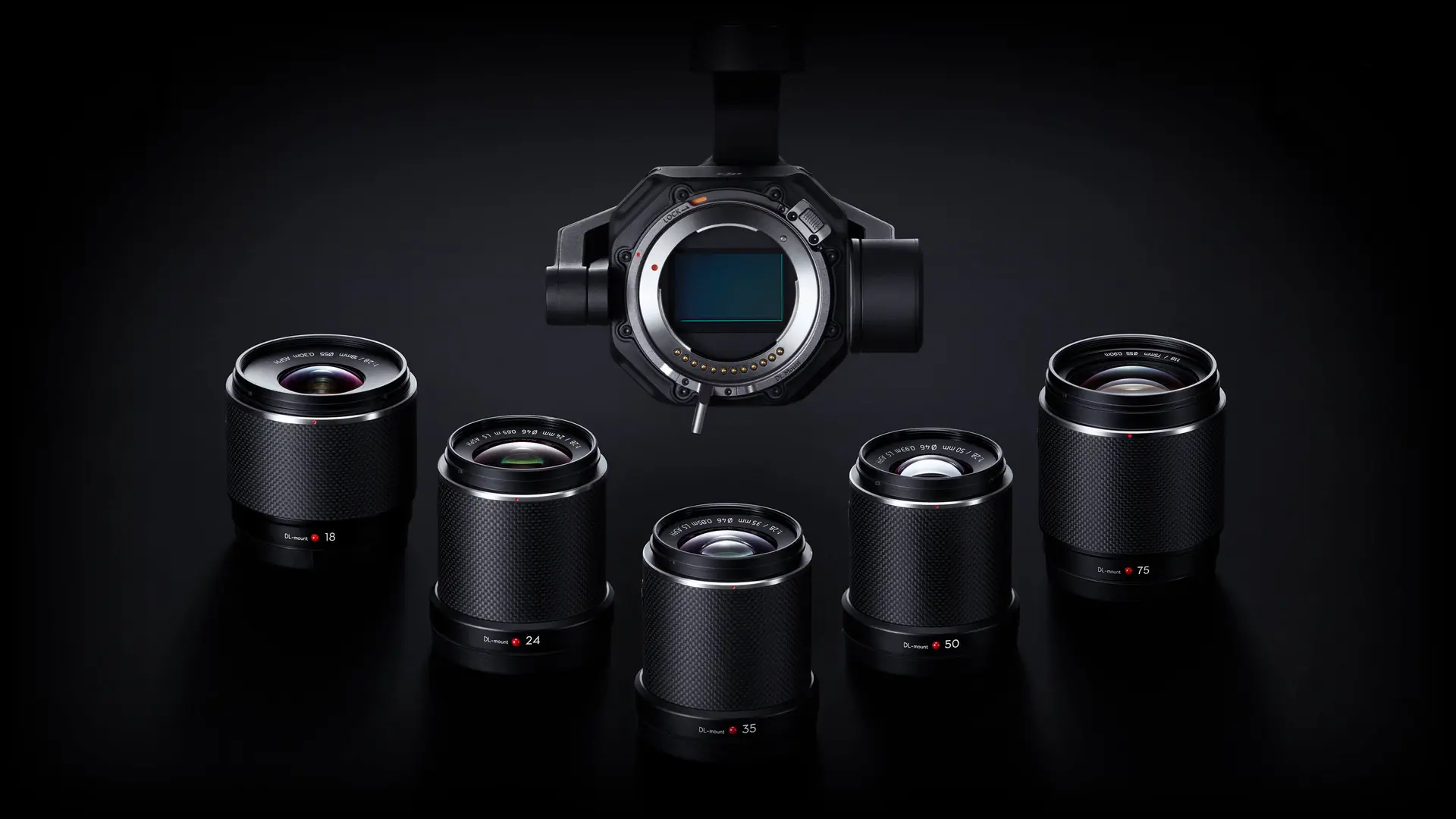 فريق تصوير سينمائي يشغّل DJI Inspire 3 في موقع صحراوي