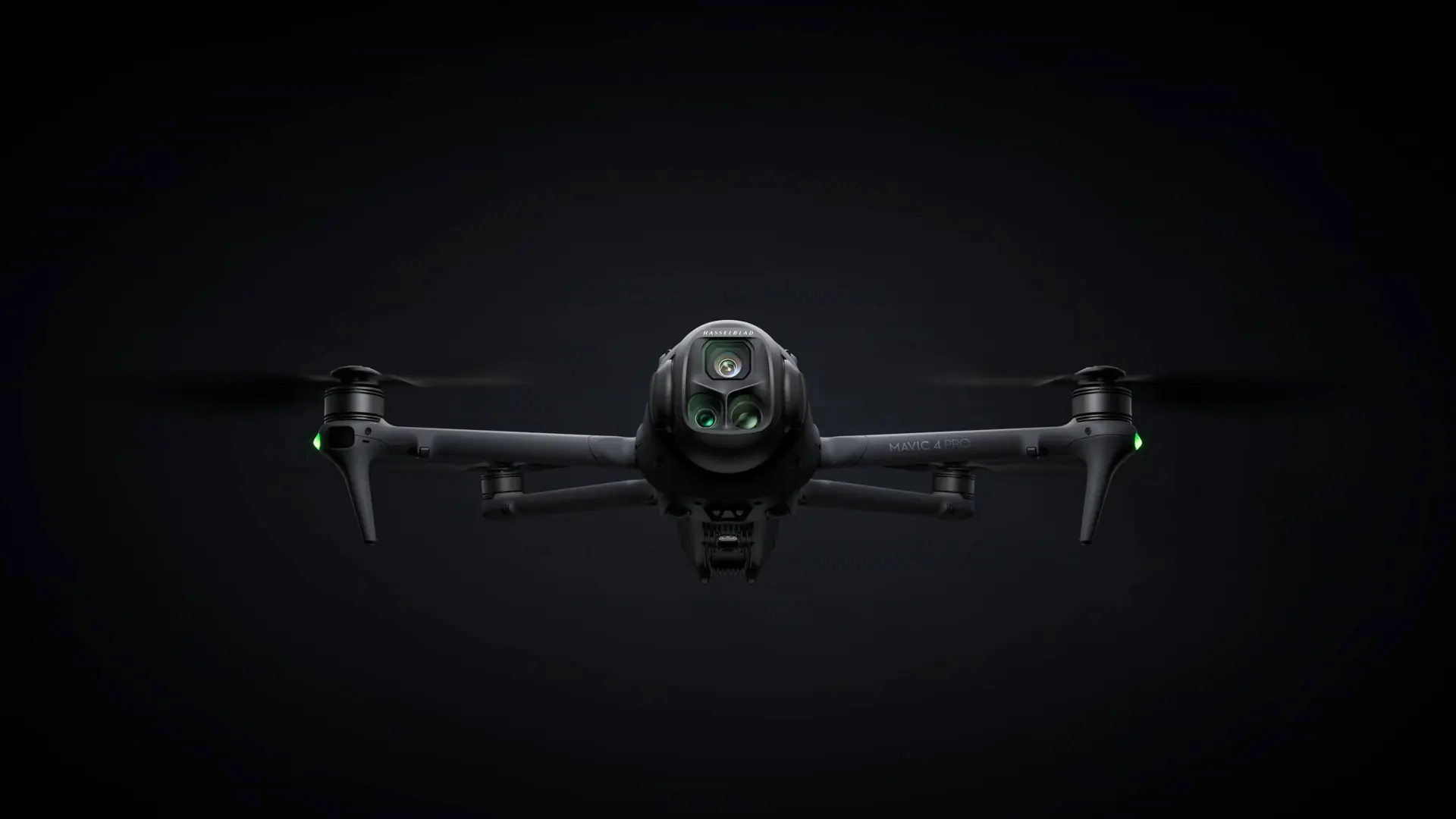 طائرة DJI Mavic 4 Pro تحلق في صورة رسمية على خلفية داكنة