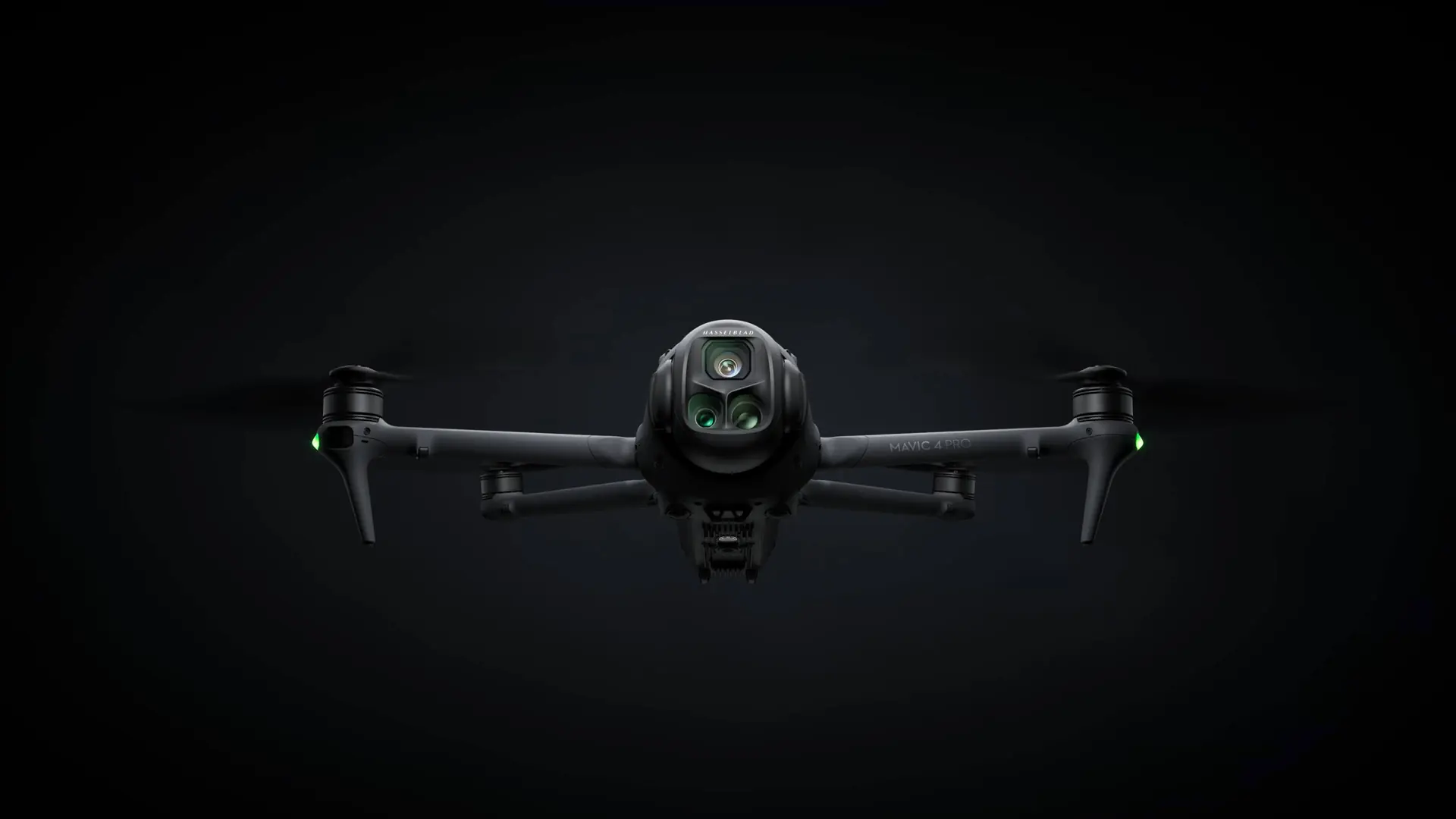 DJI Mavic 4 Pro من الأمام أثناء التحليق