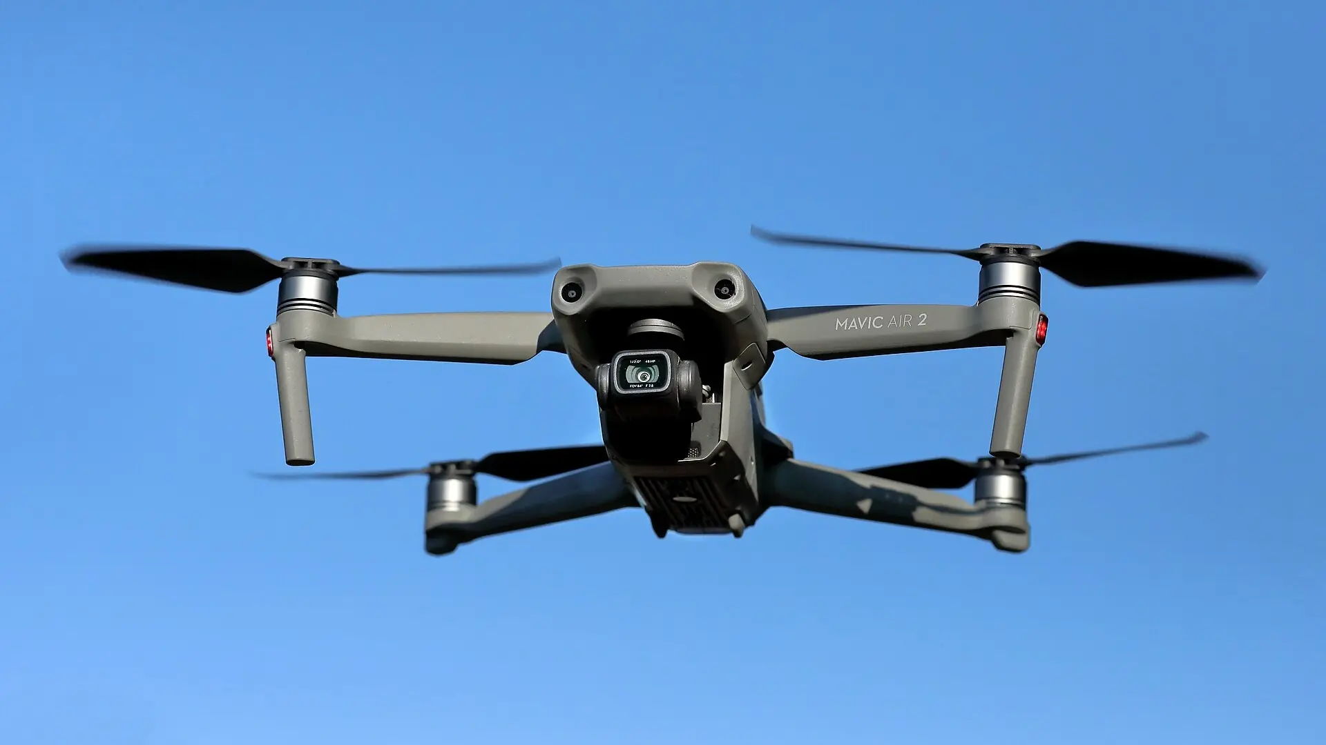 درون DJI Mavic Air 2 على سطح