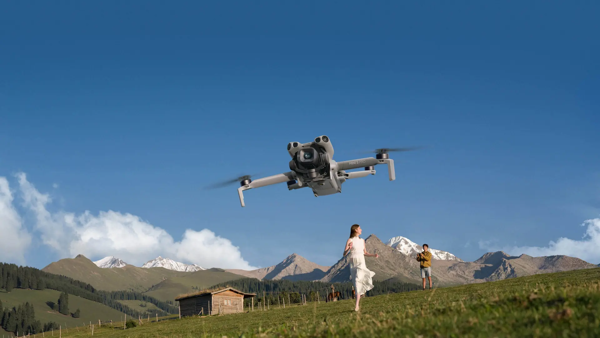 طائرة DJI Mini 5 Pro تحلق أمام جبال ضبابية
