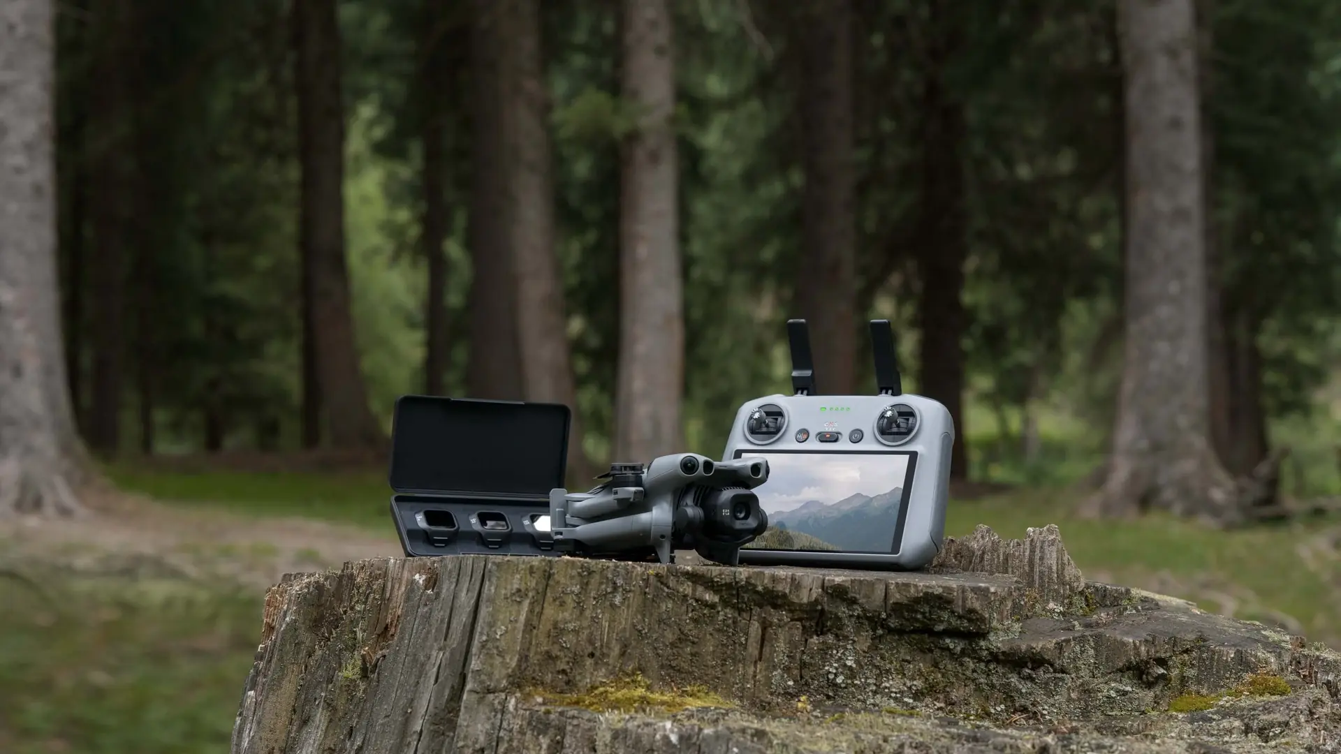 DJI Mini 5 Pro تحلق فوق مرج أخضر وجبال مكسوة بالثلج