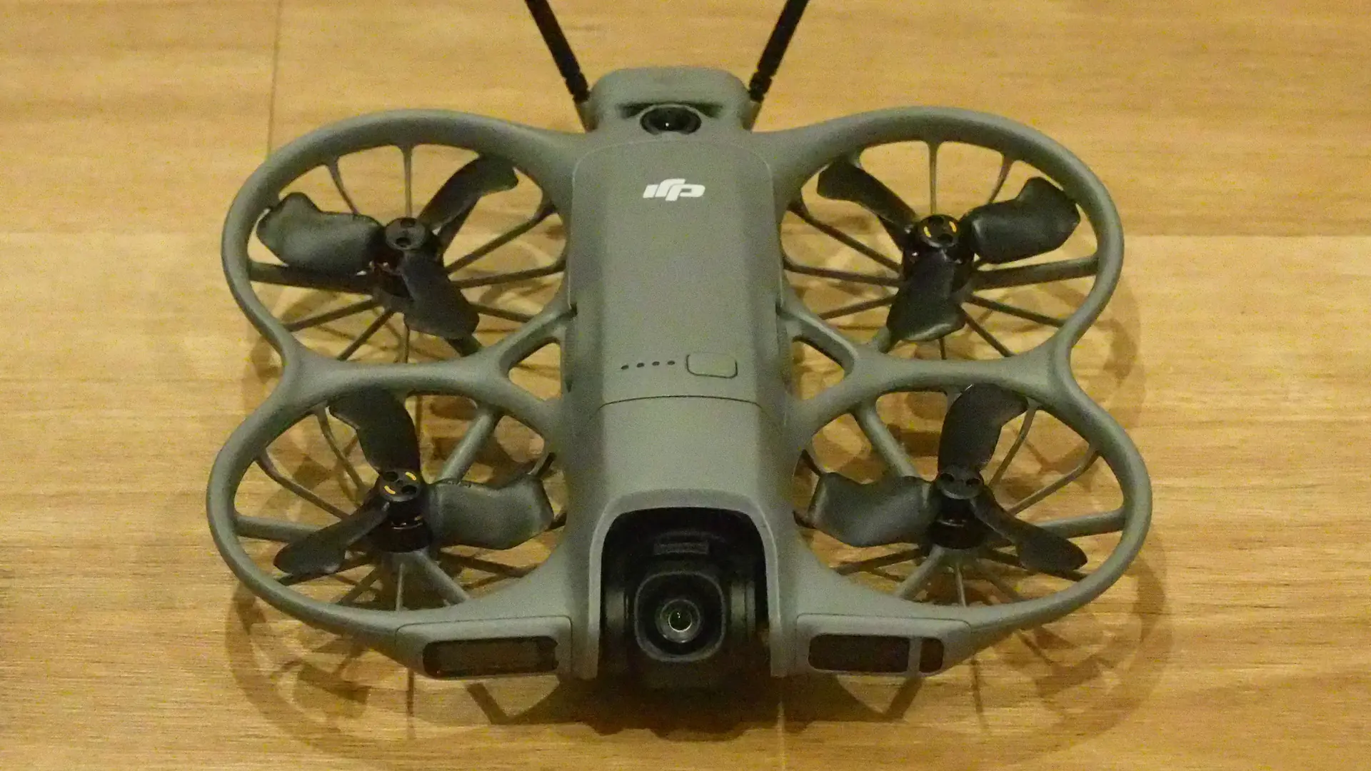 درون DJI Neo على سطح