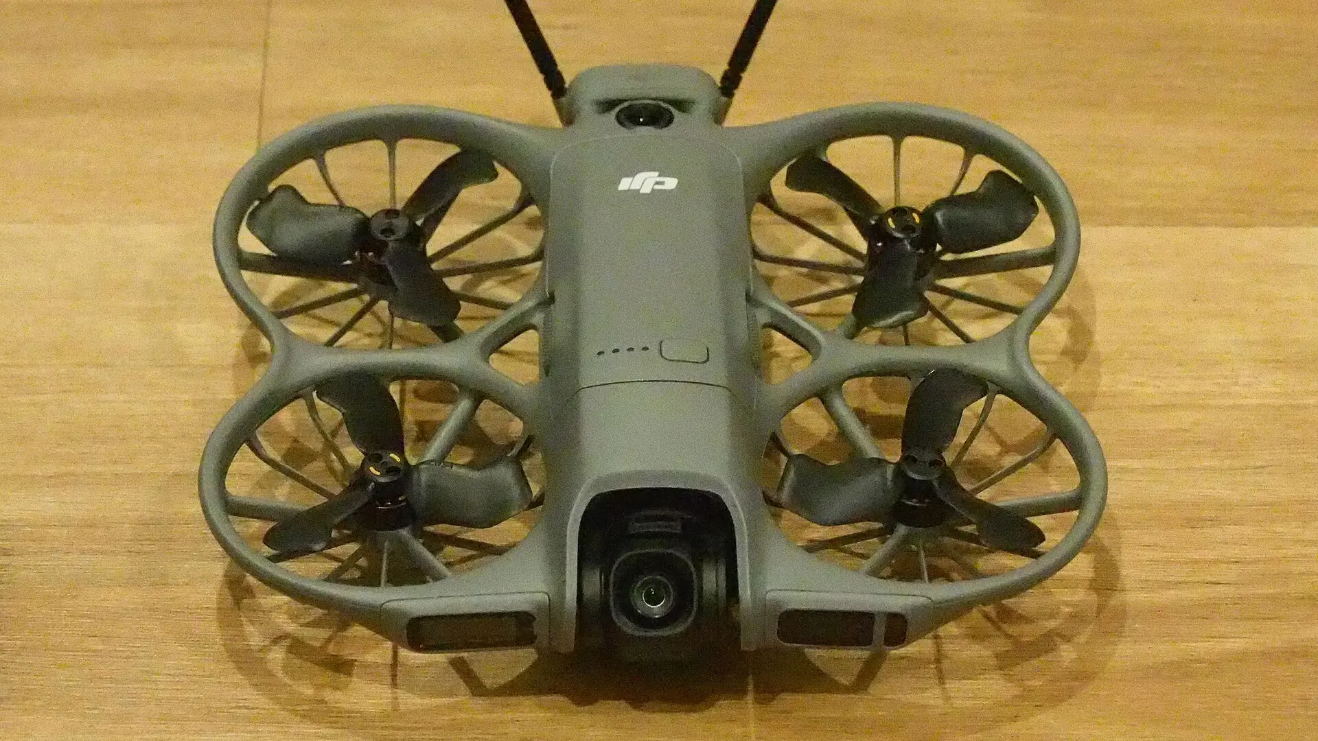 طائرة DJI Neo 2 على سطح