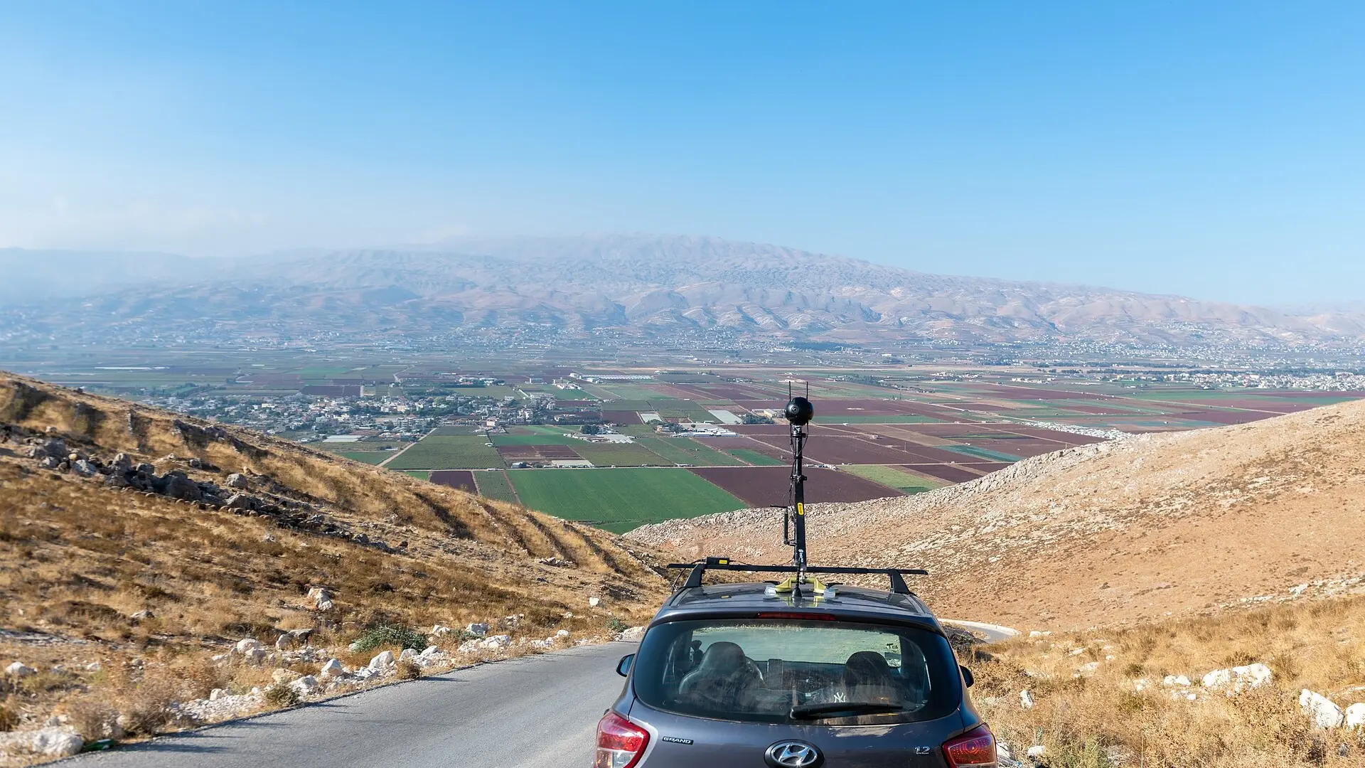 كاميرا Insta360 فوق سيارة في سهل البقاع