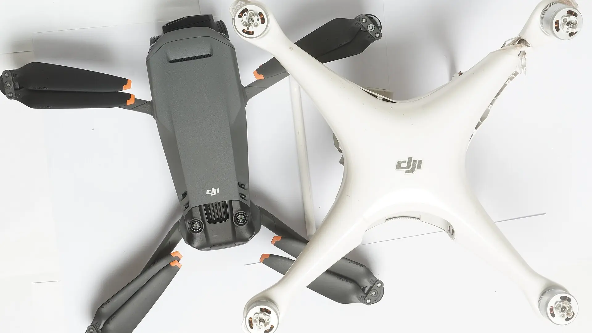 مقارنة حجم Mavic 3 Pro مع Phantom 4 Pro