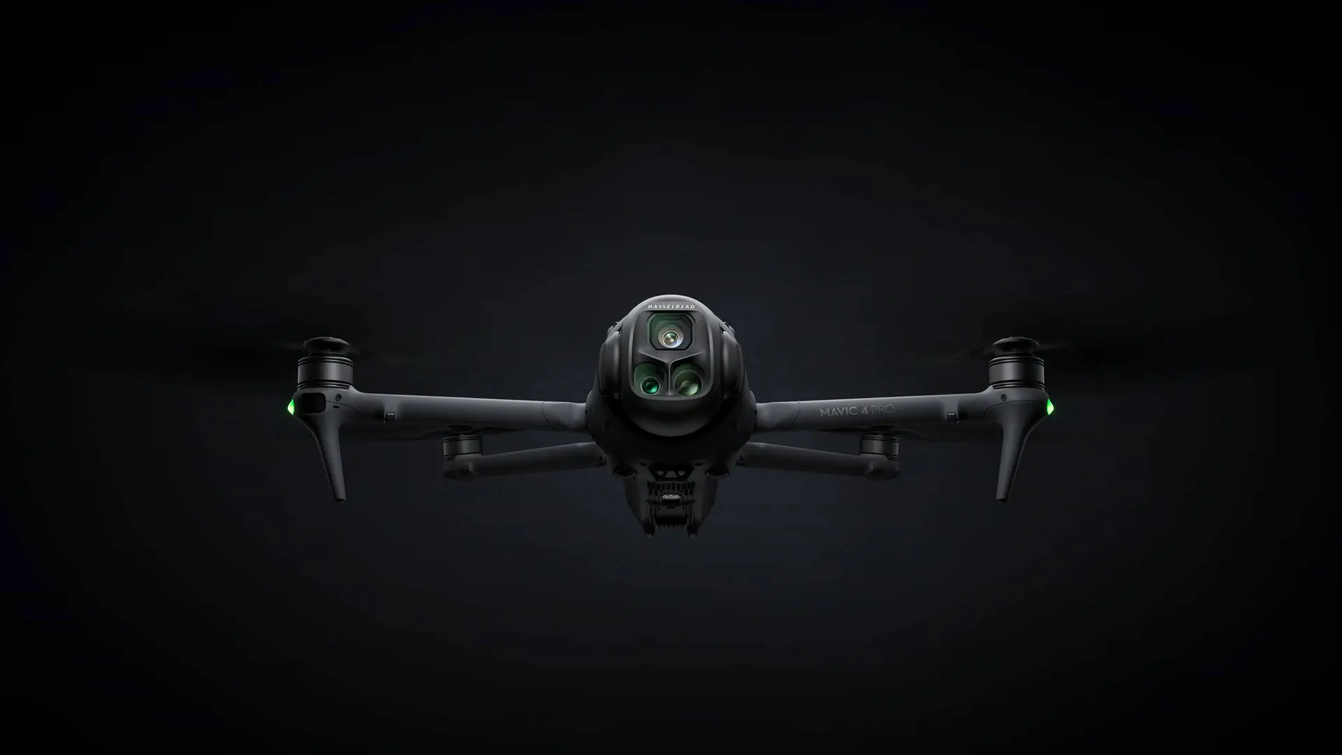 طائرة DJI Mavic 4 Pro تحلق على خلفية داكنة