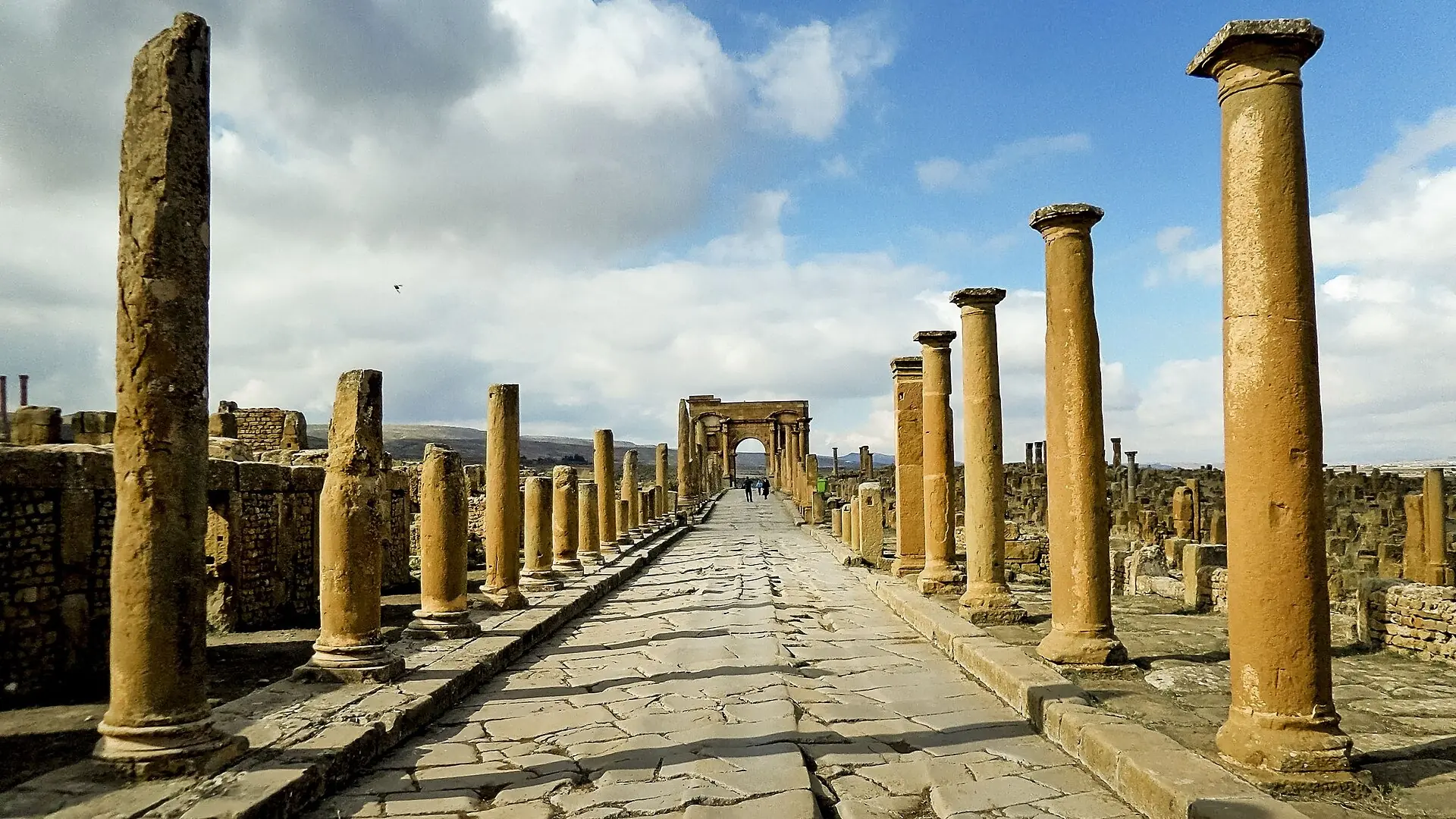 آثار مدينة تيمقاد الرومانية في ولاية باتنة