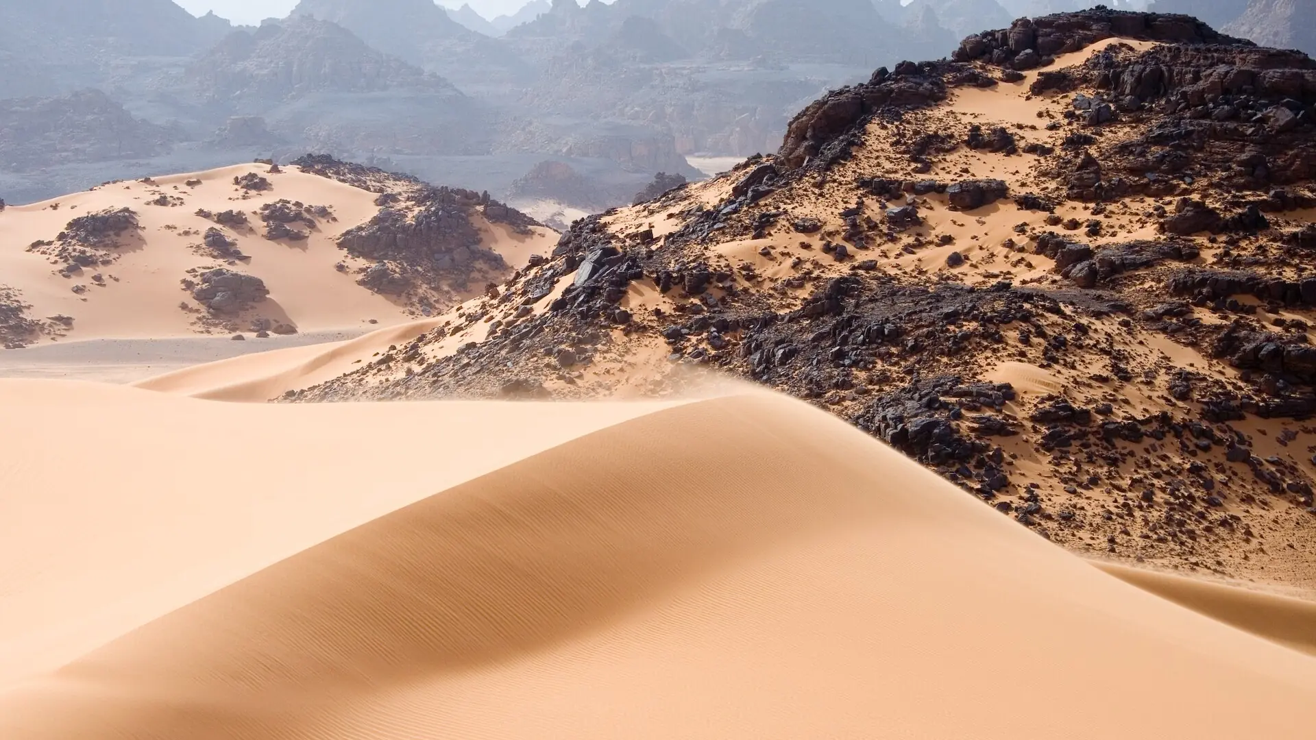 جبال أكاكوس الصخرية والرمال في جنوب ليبيا