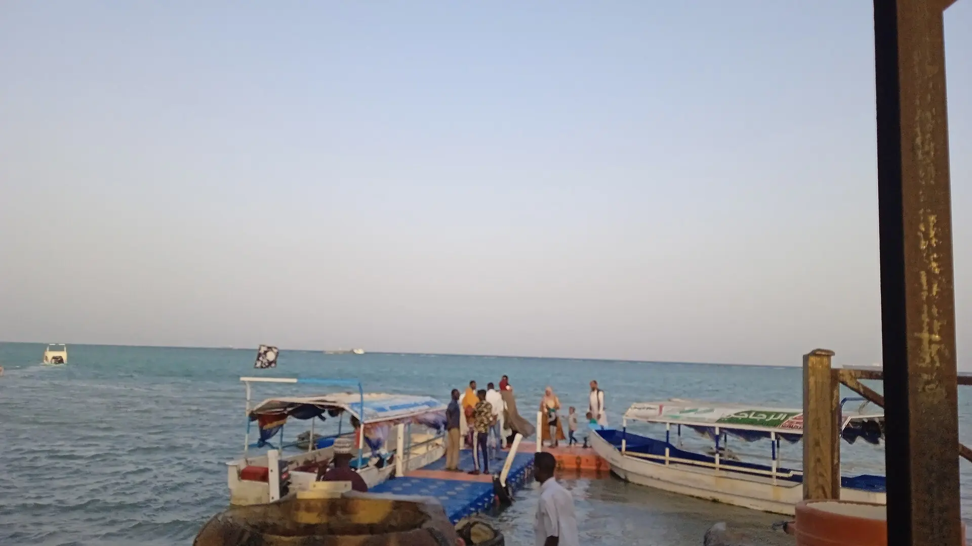 قارب صغير على ساحل بورتسودان