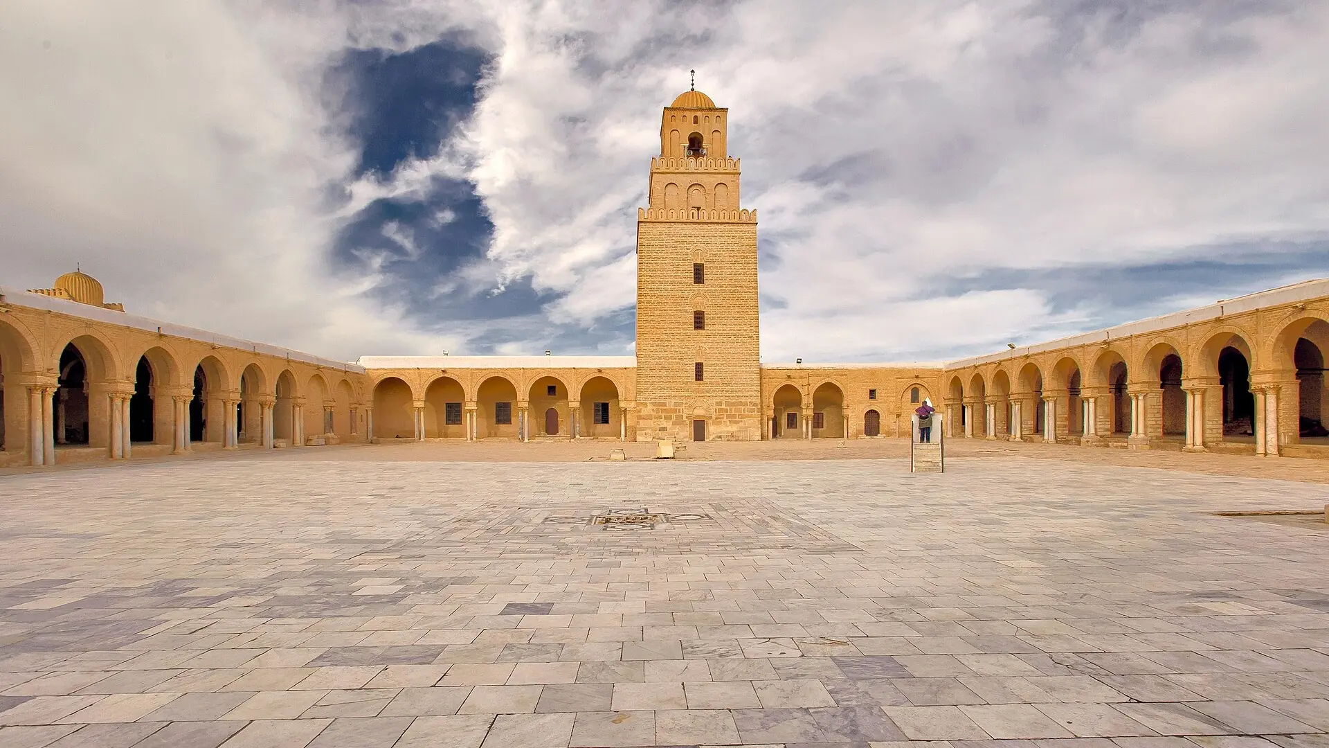 صحن جامع عقبة بن نافع في القيروان