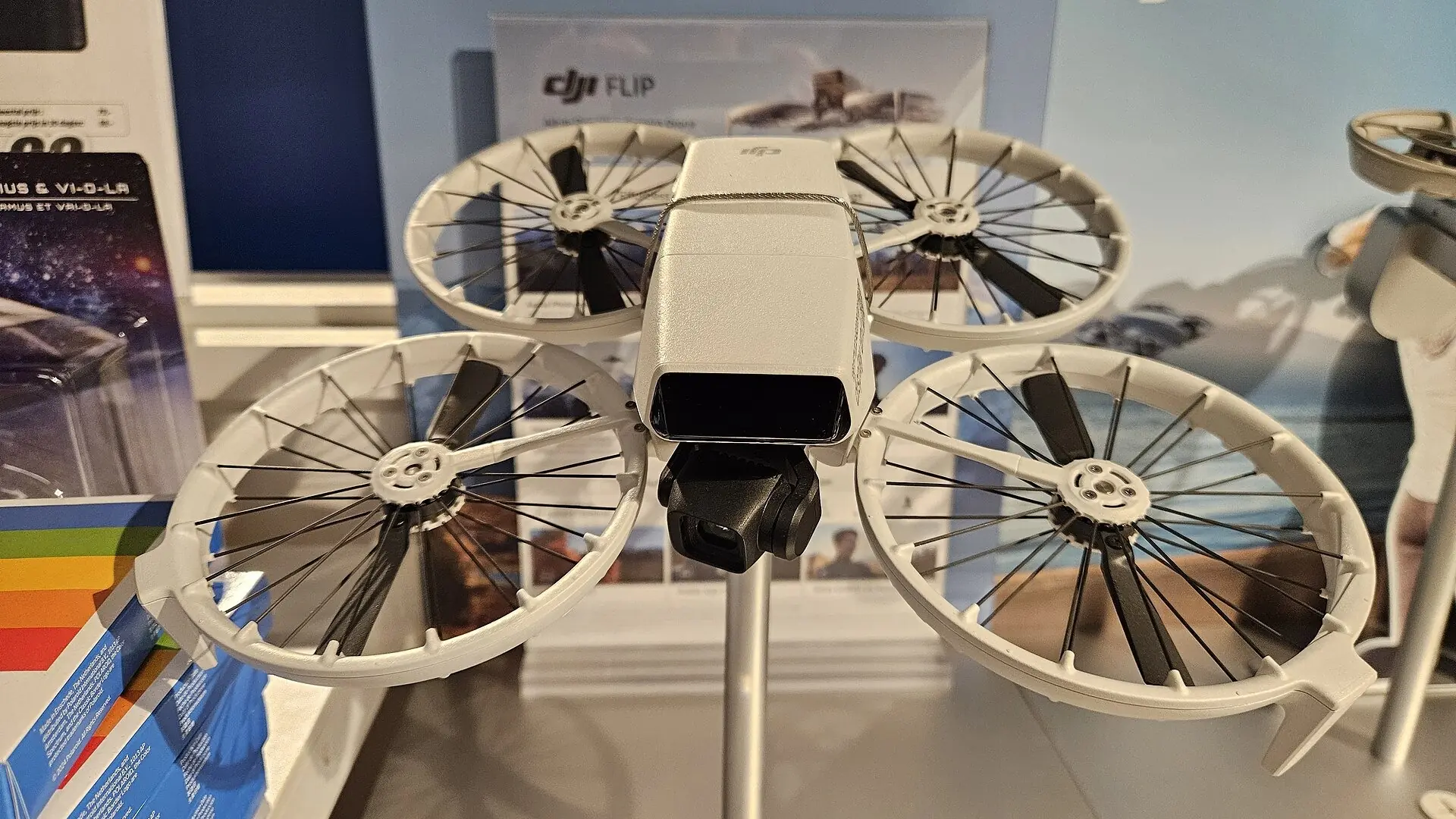 درون DJI Flip معروض في متجر