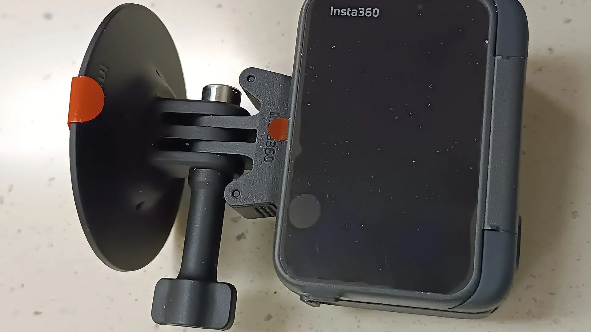 كاميرا Insta360 Ace Pro من زاوية أخرى