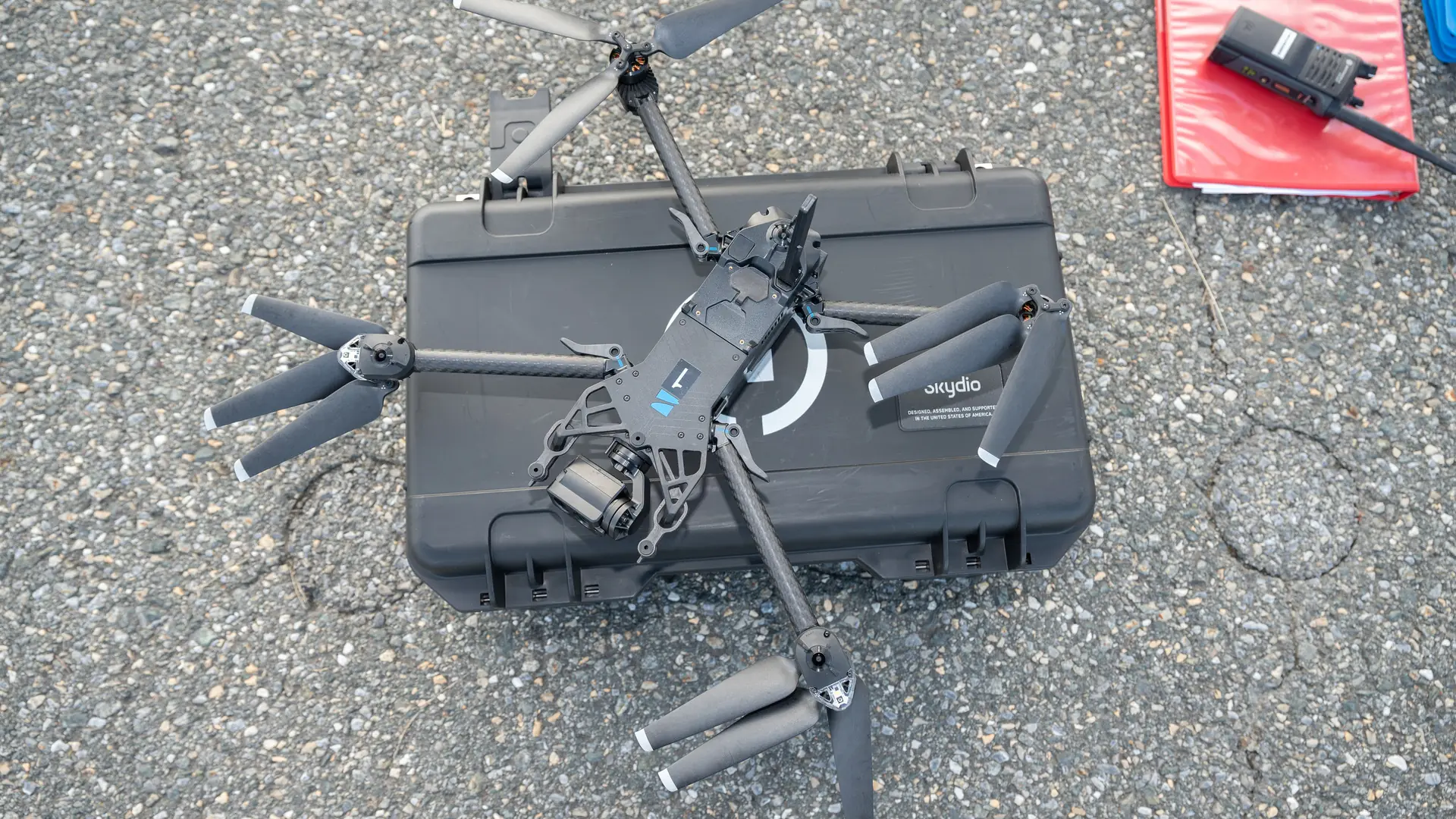 إخراج درون Skydio X2D من حقيبته